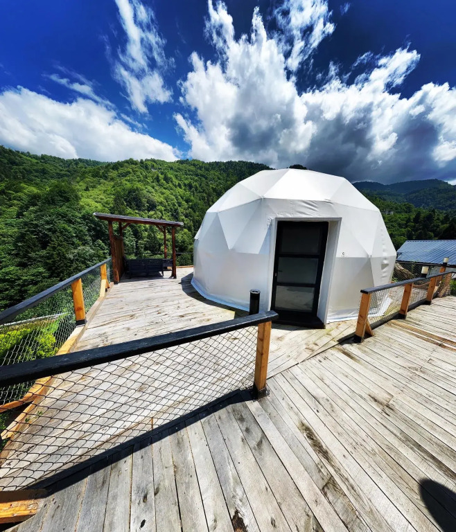 Glamping Kaledome orman evleri