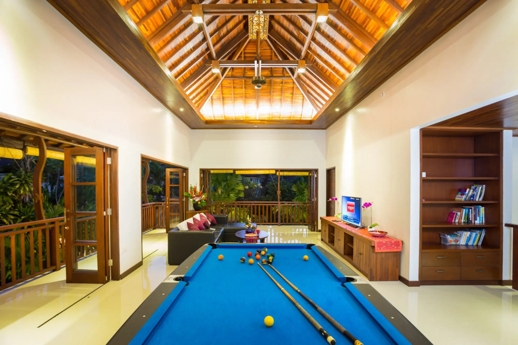 LA-BALI Villa Sanur, Spacious & Large, Private Pool, Pool Table, 5-Minutes walk to the Beach, Free Laundry, Private Cook, Massage, Daily Tour