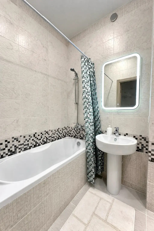 Квартира светлая просторная (65 м²) с дизайнерским интерьером