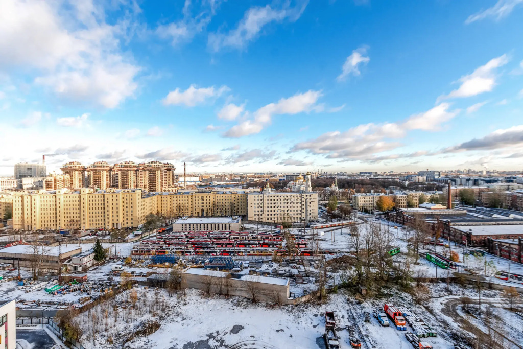 Апартаменты с балконом и красивым видом у метро