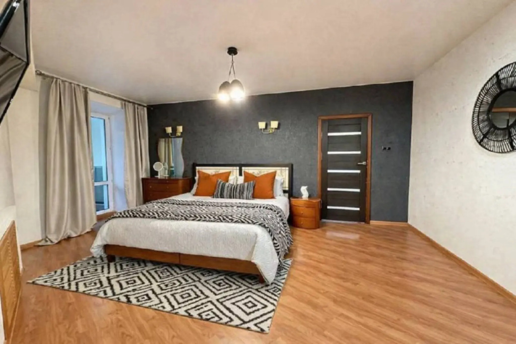 Prostornaya Mnogokomnatnaya Kvartira Flat