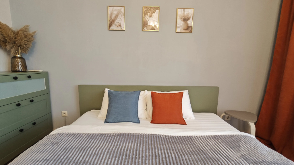 Warm Central Flat