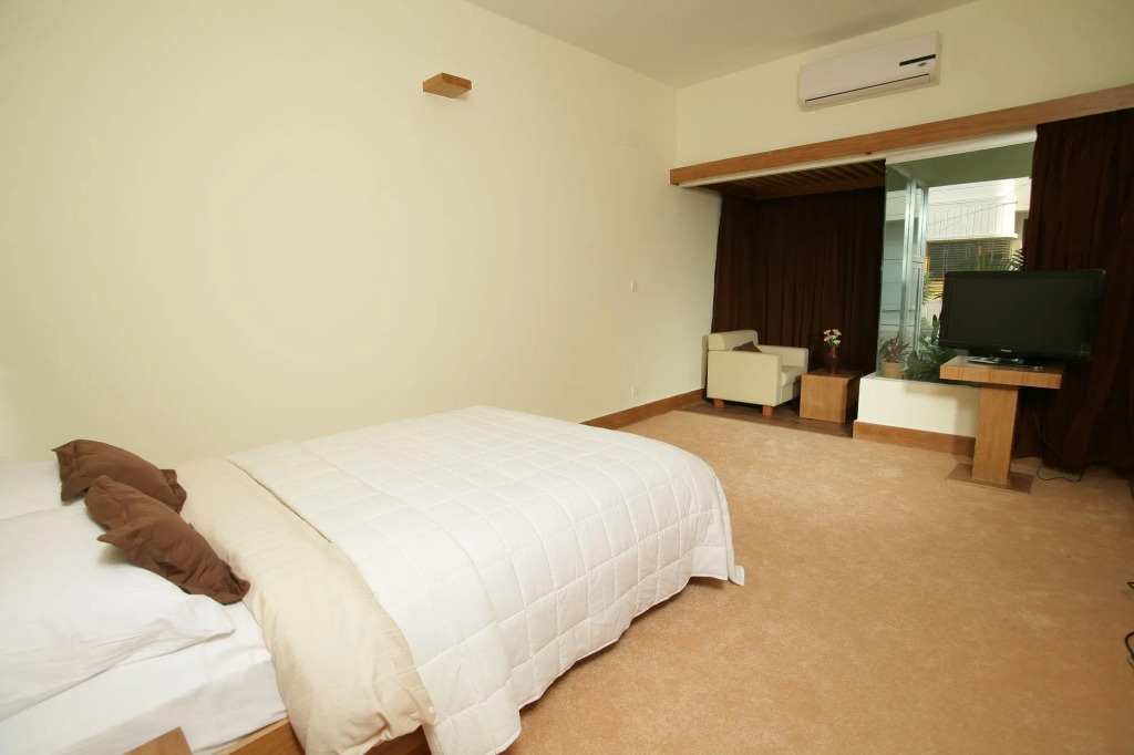 Отель Richmond Hotel & Suites