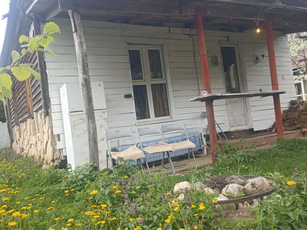 Частный дом с двумя спальнями, террасой и русской печью