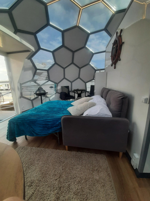 Nomer Romantika Dlya Vlyublyonnykh, Dizayn-Otel Na Dvoikh Na Vode, Khausbot Cherepakha Arkhelon-34 Mini-Otel