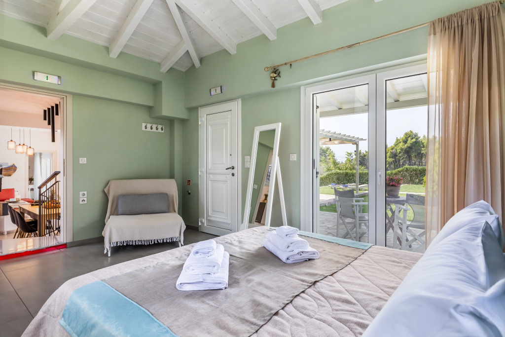 Luxury Villa with Private Pool in Skopelos, Ideal for Families, Villa Aelia by Kardous
