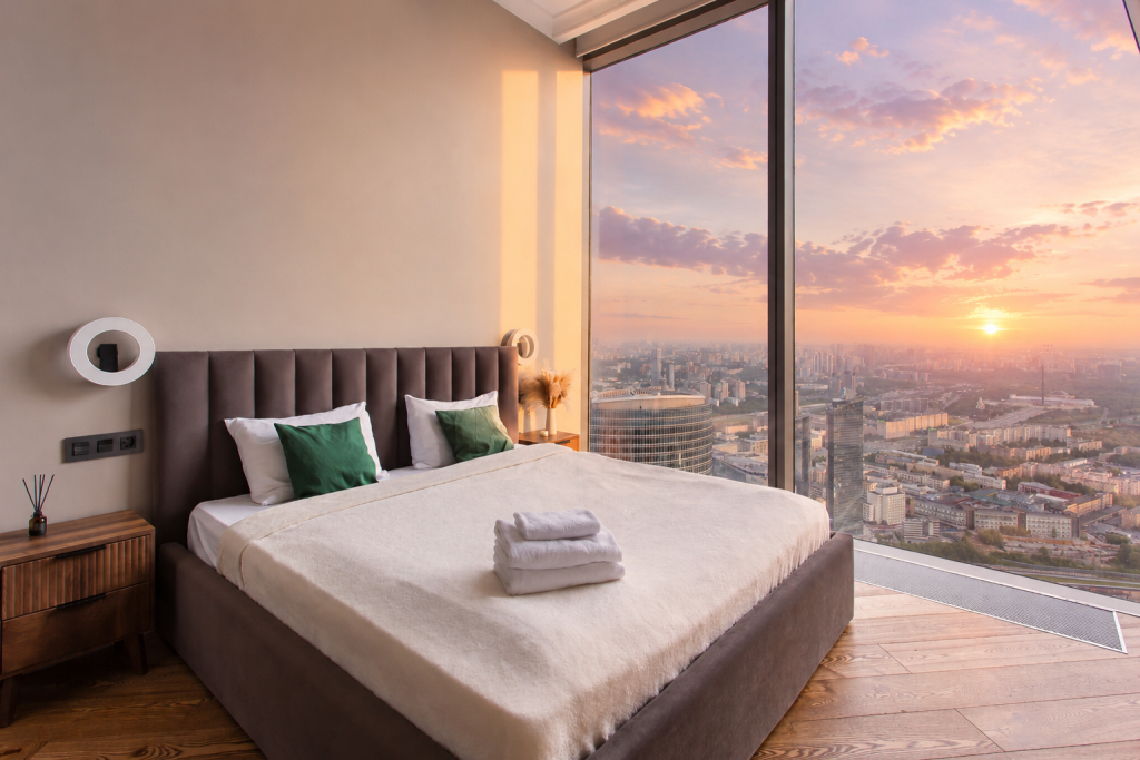 Апартаменты Sky CIty Moscow 81 этаж панорамная ванна с видом на всю Москву самый дорогой вид в Москве дизайнерский интерьер