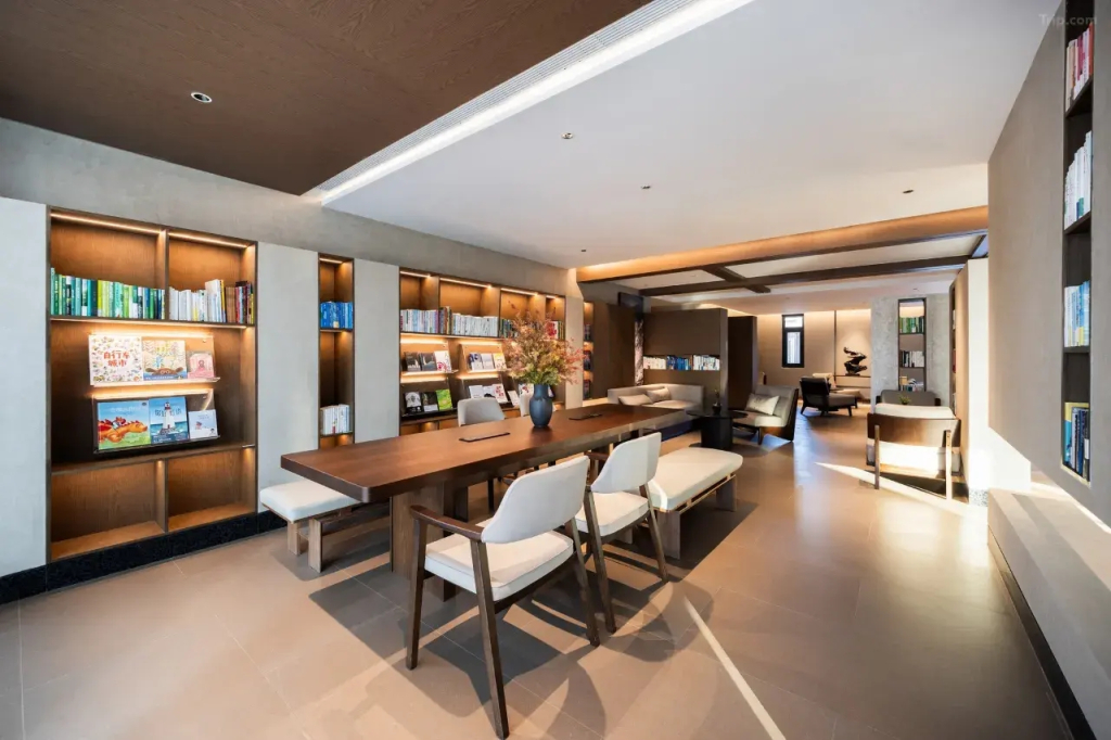 Отель Atour Beijing Fengtai Station Lize Business District