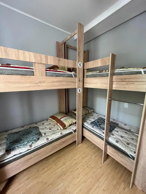 Hostel 64