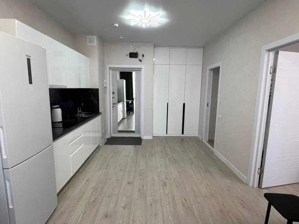 Квартира с Бacсeйнoм в ЖК Кипарис 302