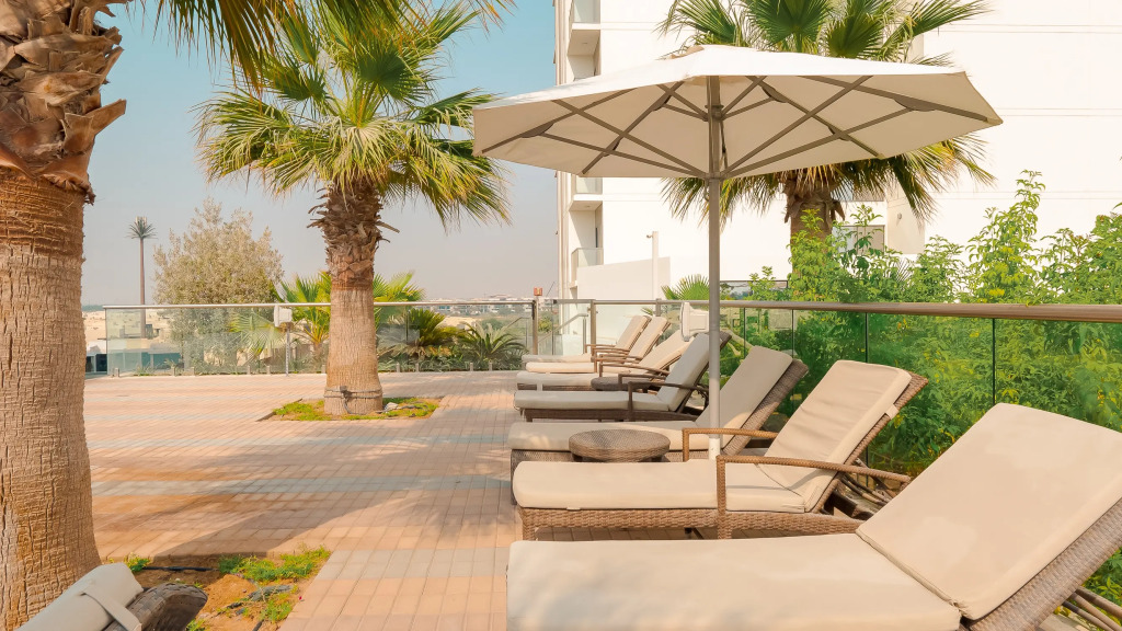Апартаменты KeyRock Living | Golf Gate Apt with Pool Access
