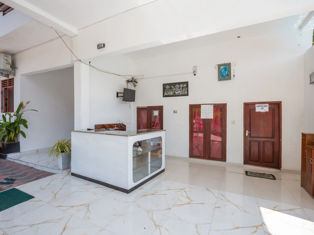 Отель Yoho A4 Holiday Inn
