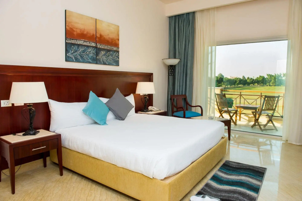 Курортный отель Swiss Inn Pyramids Golf Resort