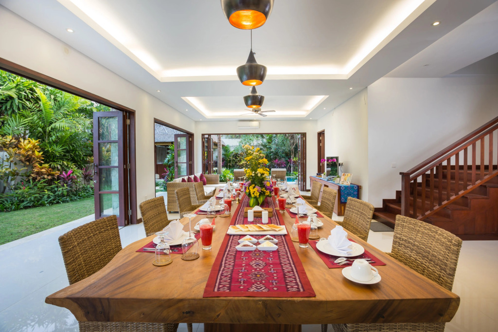 LA-BALI Villa Sanur, Spacious & Large, Private Pool, Pool Table, 5-Minutes walk to the Beach, Free Laundry, Private Cook, Massage, Daily Tour
