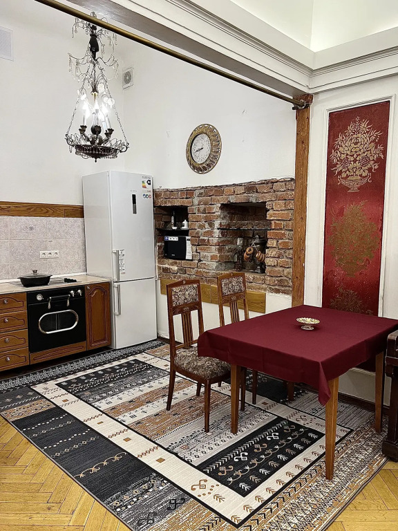 Квартира с антикварной мебелью