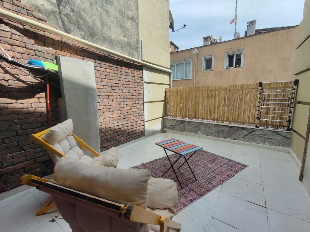 Апартаменты Cozy duplex with a private terrace near the metro