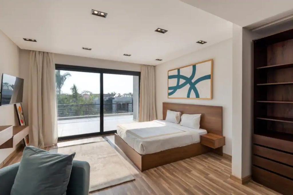 Settle Inn Luxury Swan Lake Villa