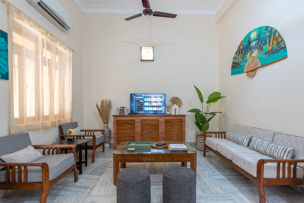 Candolim Beach Stay - 2 minutes Walk to Beach