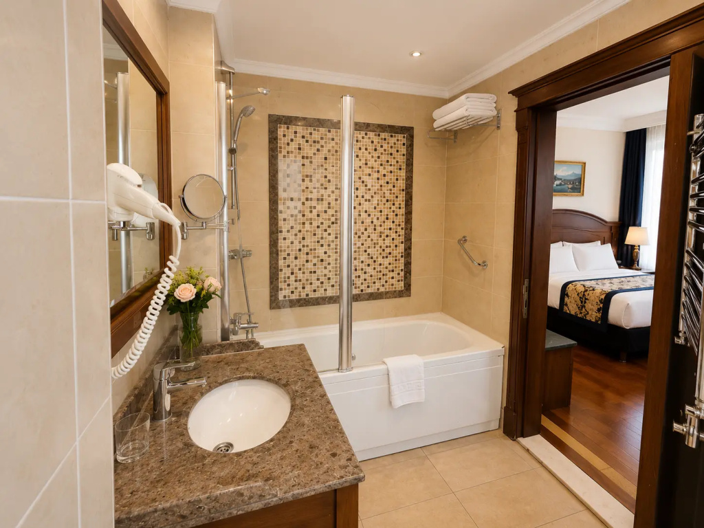 GLK PREMIER The Home Suites & Spa
