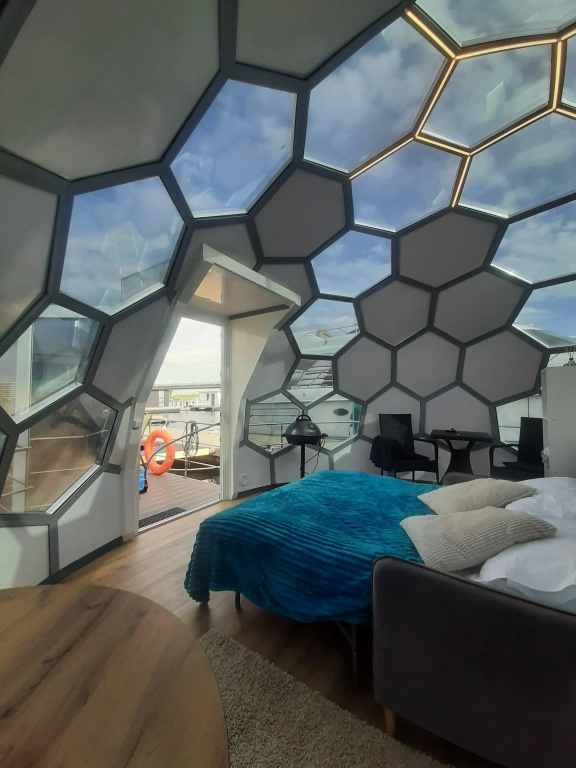 Nomer Romantika Dlya Vlyublyonnykh, Dizayn-Otel Na Dvoikh Na Vode, Khausbot Cherepakha Arkhelon-34 Mini-Otel