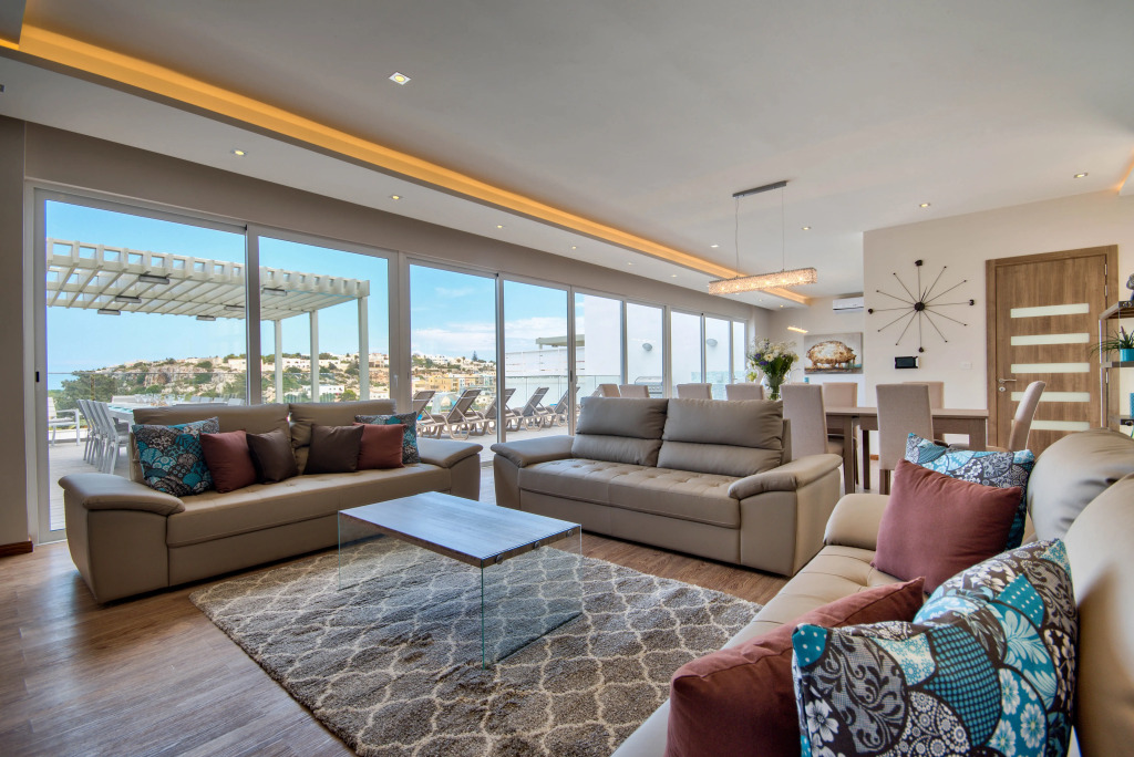 Villa Gaia - Sunset Views, Indoor Heated Pool, Sauna and Games Room