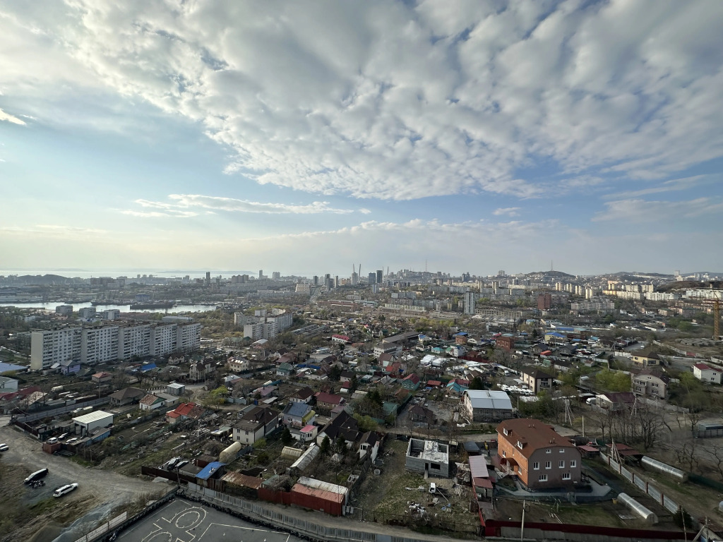 Квартира трёхкомнатная с впечатляющим видом на город 2-я Поселковая 3В во Владивостоке