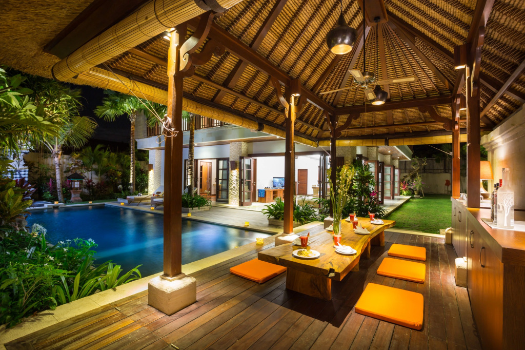 LA-BALI Villa Sanur, Spacious & Large, Private Pool, Pool Table, 5-Minutes walk to the Beach, Free Laundry, Private Cook, Massage, Daily Tour