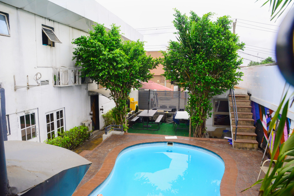 Отель Connecting Lagos Suites