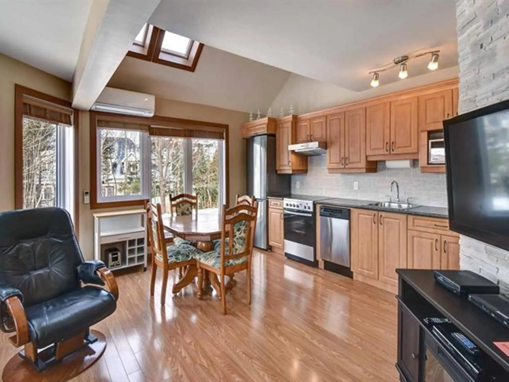 Частный дом Bright Condo near the Lake