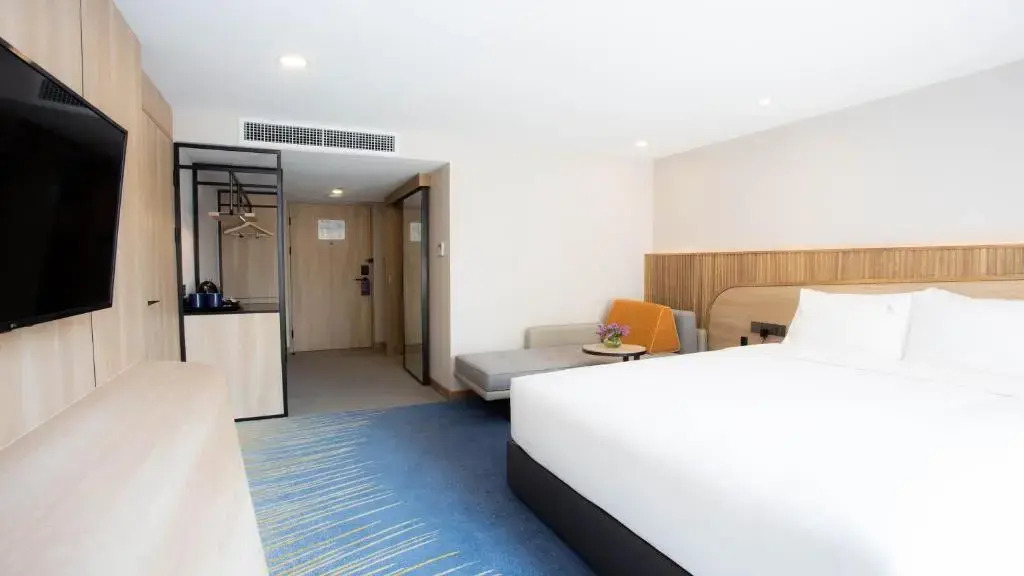 Отель Holiday Inn Express and Suites Bangkok Central Pier