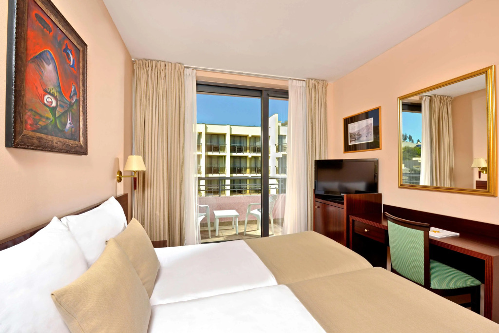 Отель Iberostar Waves Bellevue