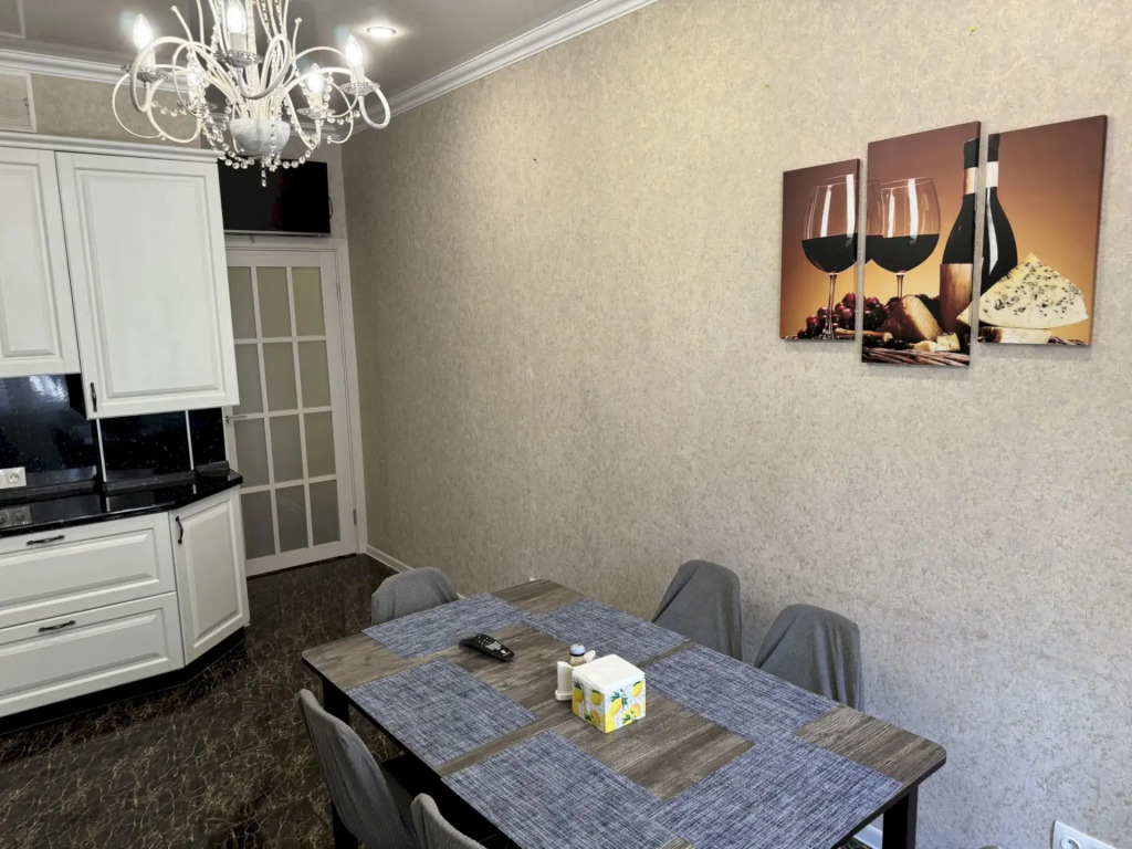 Квартира 145 с балконом и витражным остеклением