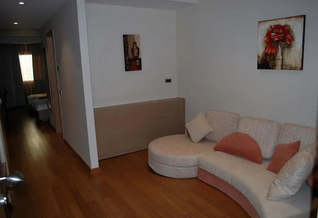 Sky 2 Hotel Tirana