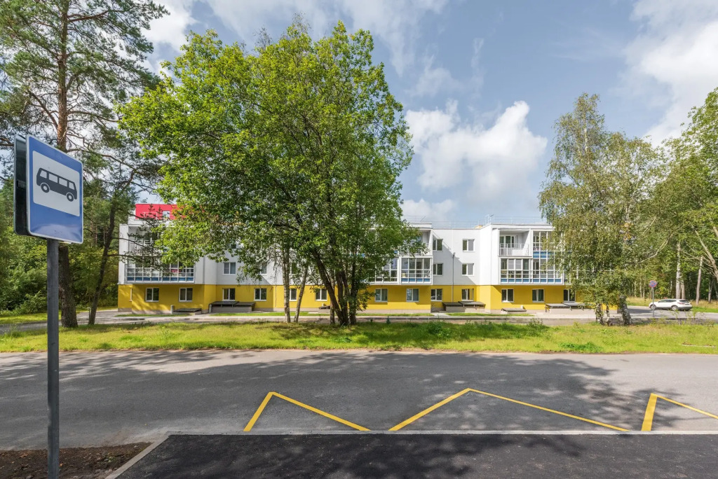 Квартира с камином в сосновом лесу