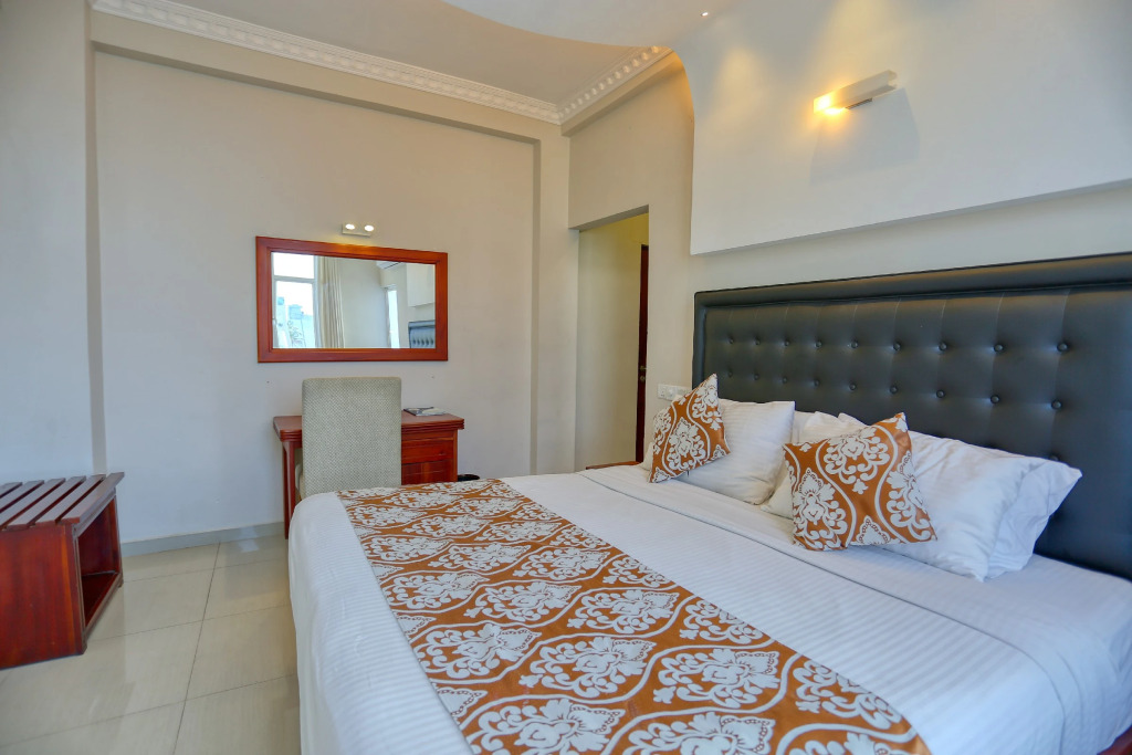 Отель Lazaani Colombo