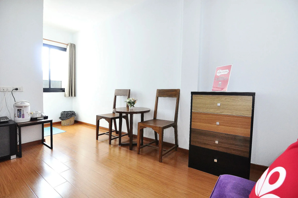 Отель ZEN Rooms Suthisan