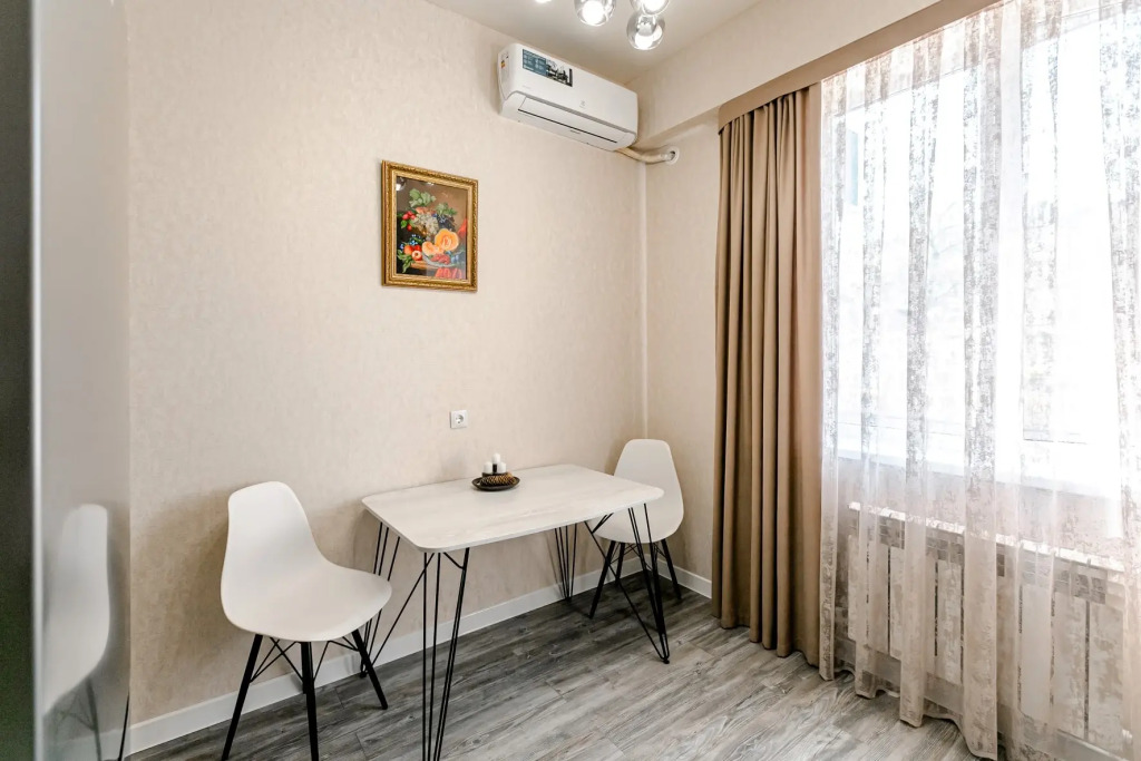 Oliviia Iriny Savelyevoy V Parke U Doliny Roz I Krasnogo Solnishka Apartments