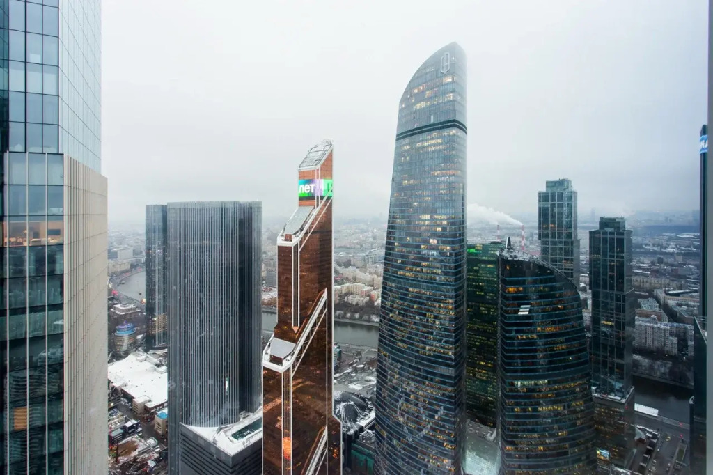 Апартаменты Sky City Moscow пентхаус-формат на 64 этаже: оникс, подсветка, панорамные окна Уникальный вид на башни и город