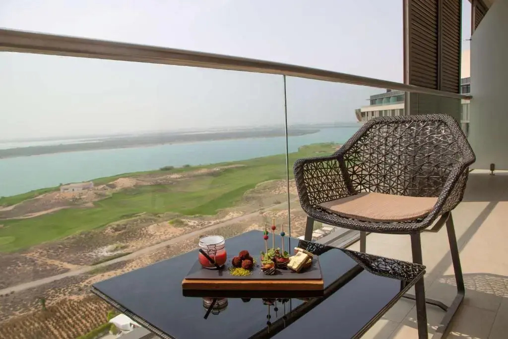 Отель Yas Plaza Mangroves by IHG