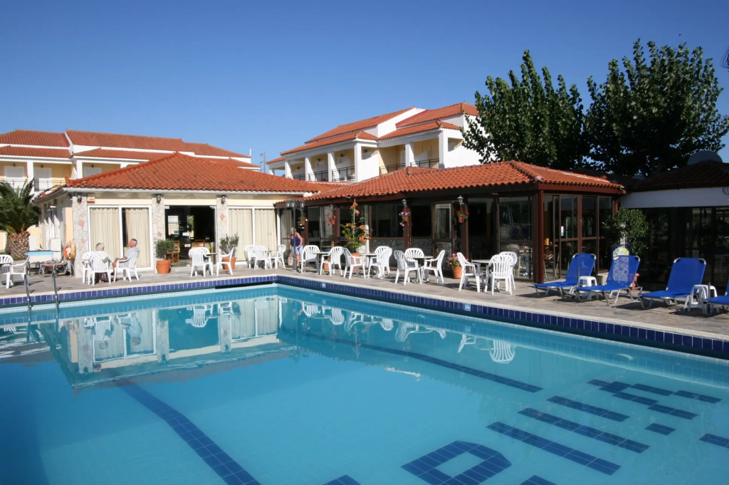 Village Inn Studios & Family Apartments
