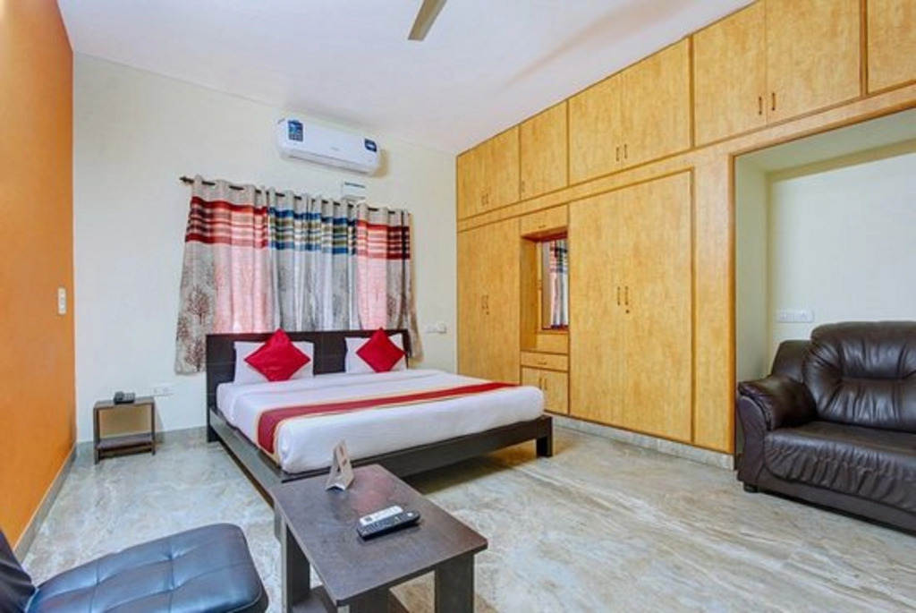 Отель Redwood Suites