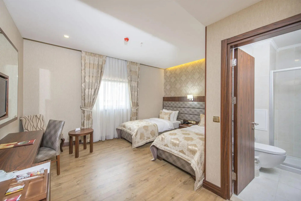 MidMar Deluxe Hotel