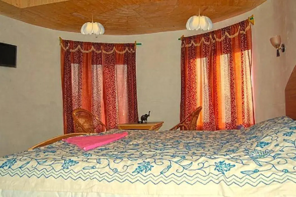 Calm Holiday Inn Hotel	