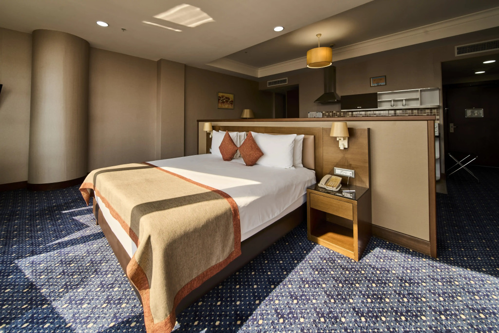 Parkside Hotel & Apartments