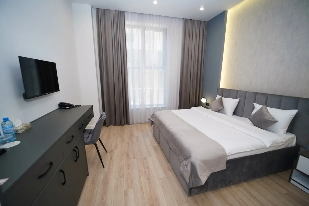 B&M Hotel
