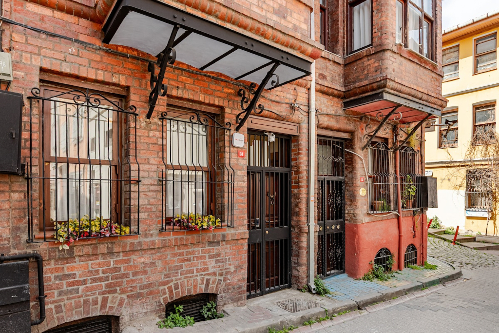 Квартира Two-Bedroom in Historic Mansion Old Town