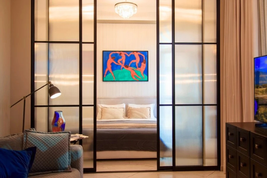 Апартаменты дизайнерские Matisse Apart с выделенной зоной спальни