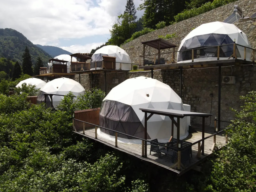 Glamping Kaledome orman evleri