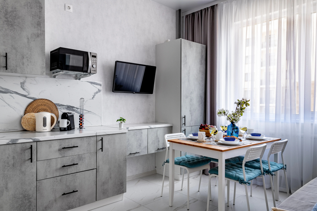 Апартаменты с балконом, вид  на горы бассейн во дворе Home Group