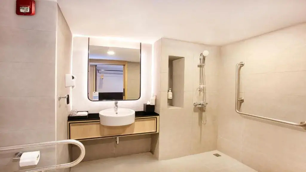 Отель Holiday Inn Express and Suites Bangkok Central Pier